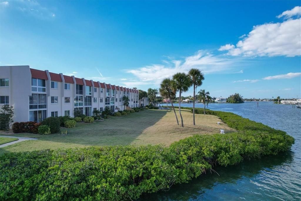 For Sale: $425,000 (2 beds, 2 baths, 1008 Square Feet)