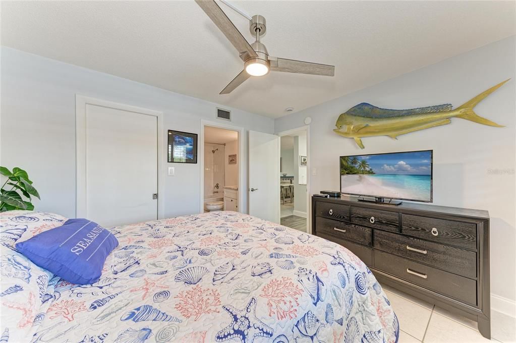 For Sale: $425,000 (2 beds, 2 baths, 1008 Square Feet)