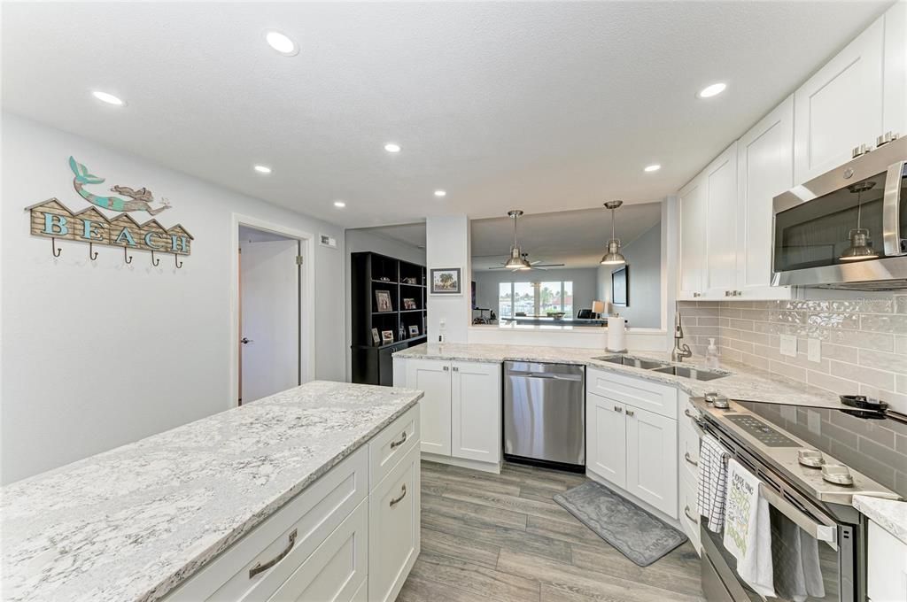 For Sale: $425,000 (2 beds, 2 baths, 1008 Square Feet)