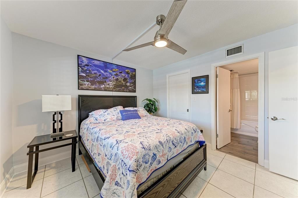 For Sale: $425,000 (2 beds, 2 baths, 1008 Square Feet)