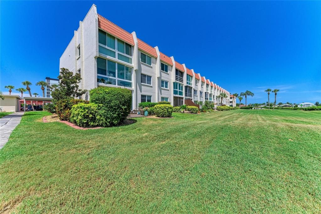 For Sale: $425,000 (2 beds, 2 baths, 1008 Square Feet)