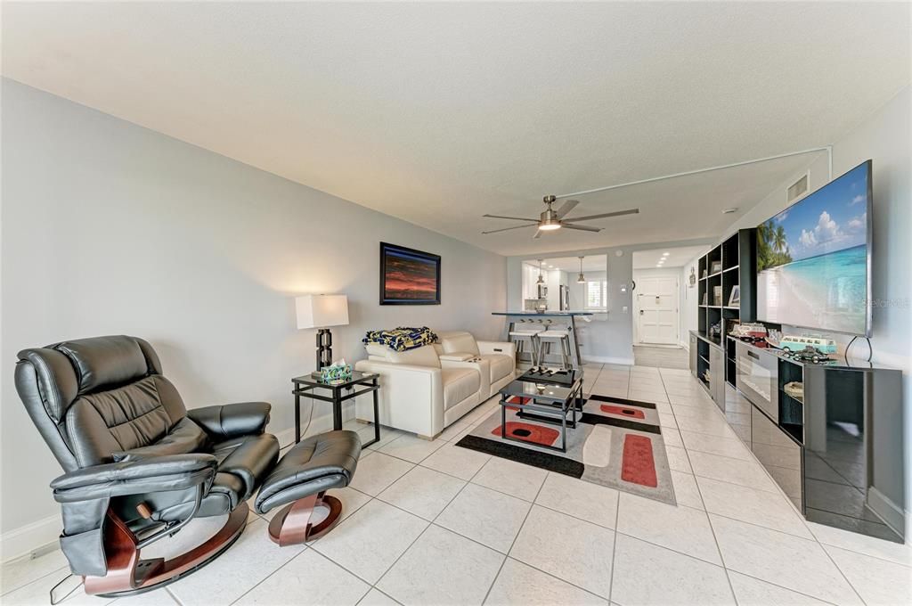 For Sale: $425,000 (2 beds, 2 baths, 1008 Square Feet)