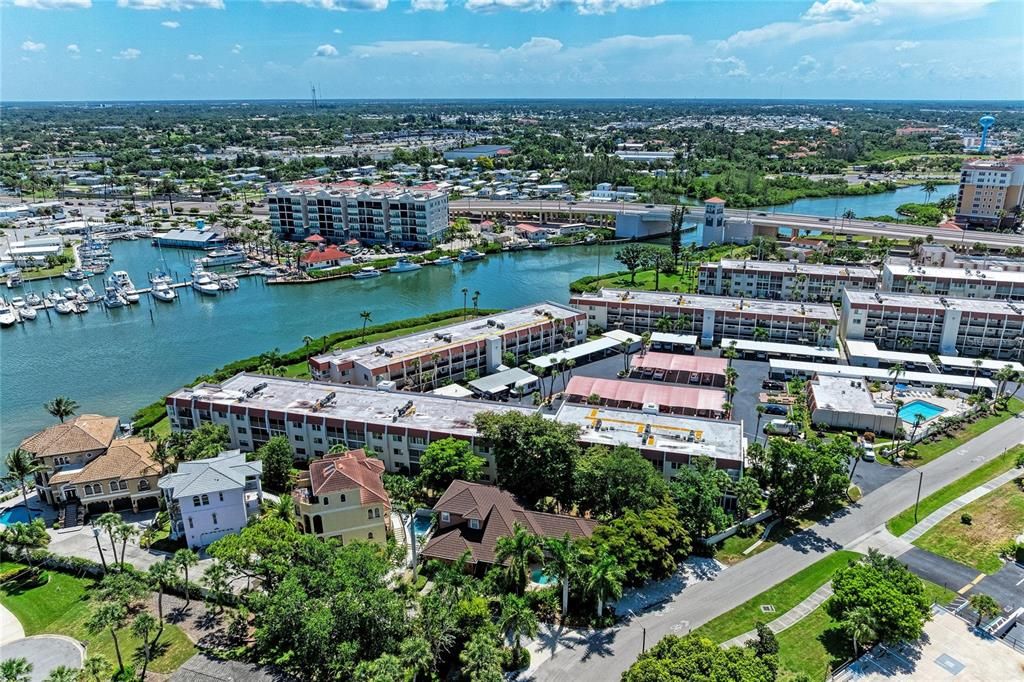 For Sale: $425,000 (2 beds, 2 baths, 1008 Square Feet)