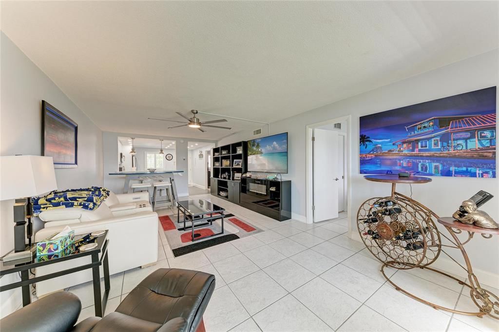 For Sale: $425,000 (2 beds, 2 baths, 1008 Square Feet)
