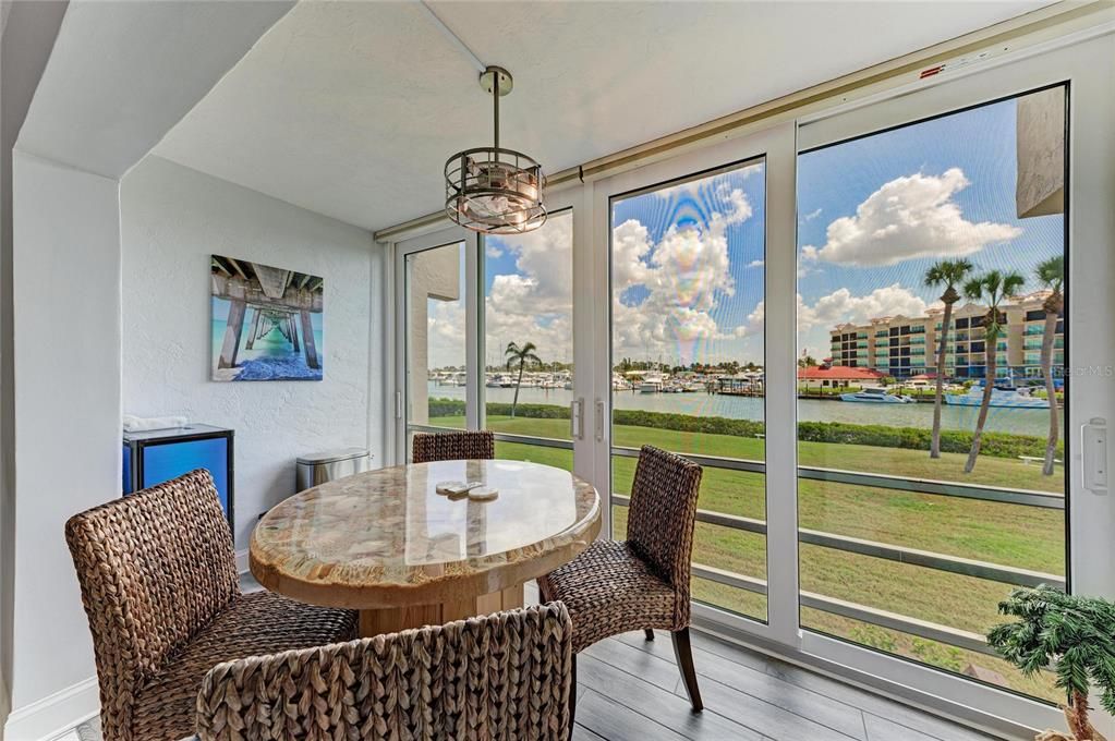 For Sale: $425,000 (2 beds, 2 baths, 1008 Square Feet)