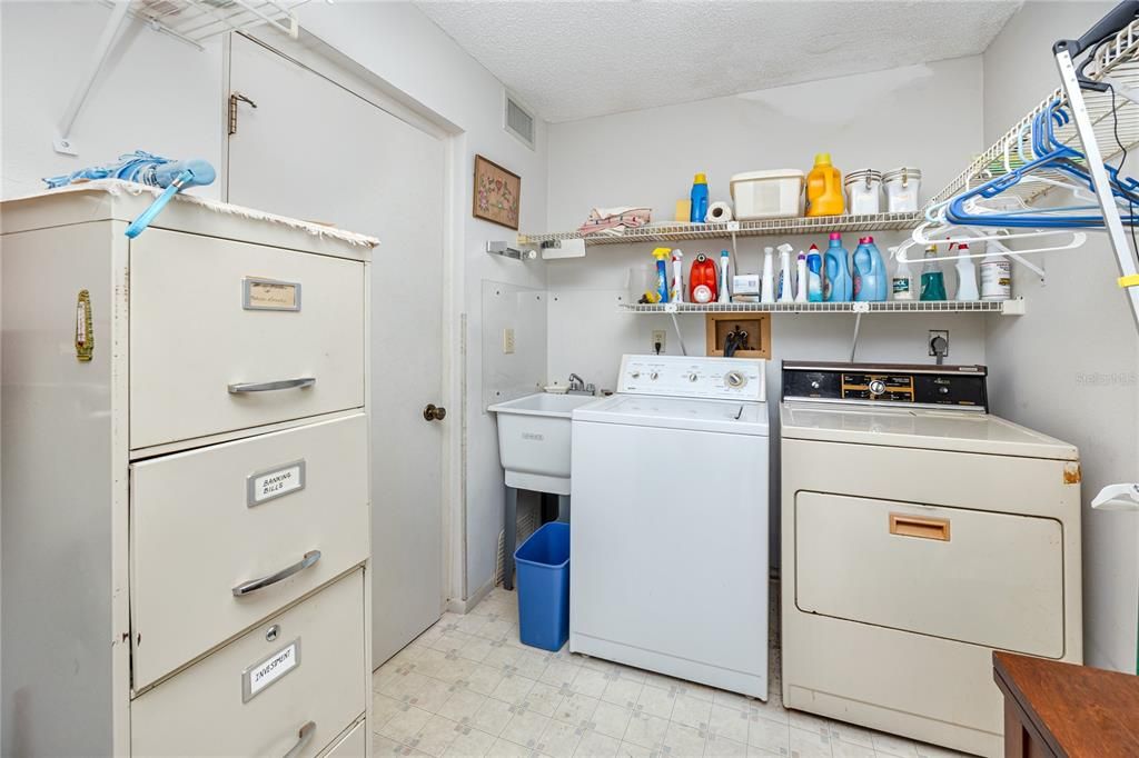 На продажу: $120,000 (2 спален, 2 ванн, 1235 Квадратных фут)