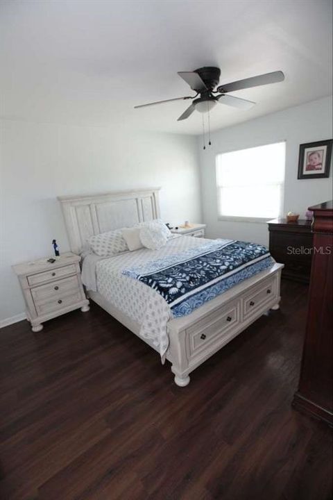 En Venta: $384,900 (4 camas, 2 baños, 1645 Pies cuadrados)