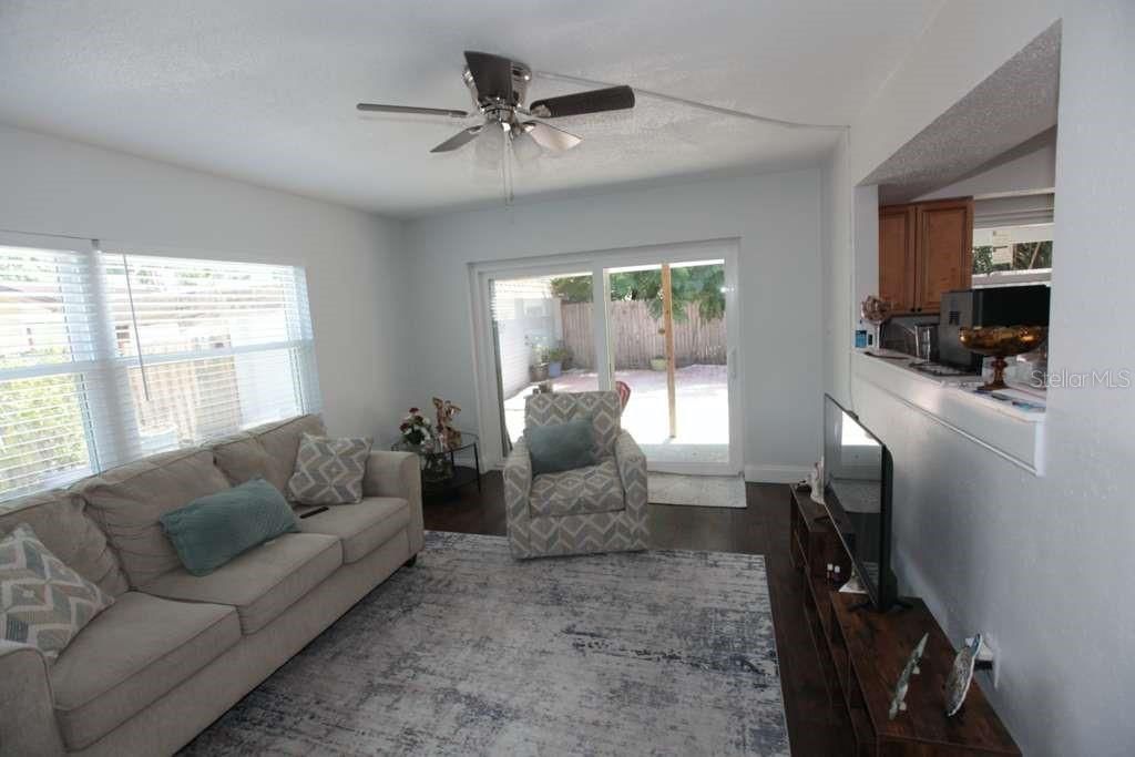 En Venta: $384,900 (4 camas, 2 baños, 1645 Pies cuadrados)