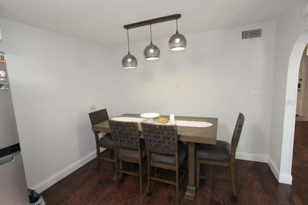 En Venta: $384,900 (4 camas, 2 baños, 1645 Pies cuadrados)