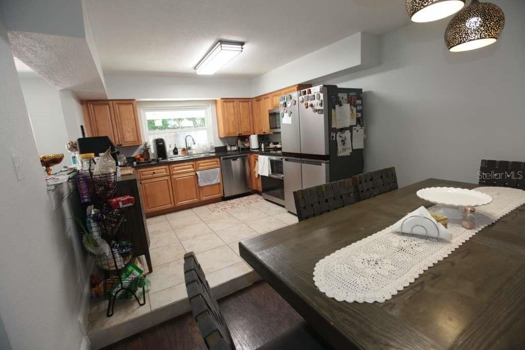 En Venta: $384,900 (4 camas, 2 baños, 1645 Pies cuadrados)