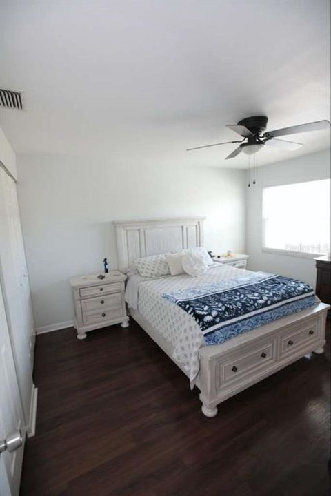 En Venta: $384,900 (4 camas, 2 baños, 1645 Pies cuadrados)