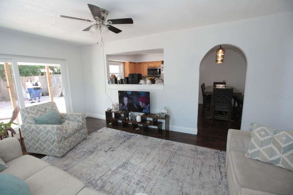 En Venta: $384,900 (4 camas, 2 baños, 1645 Pies cuadrados)