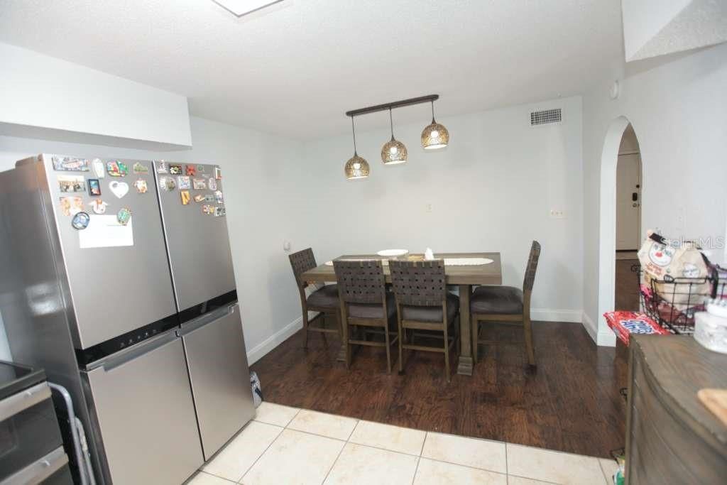 En Venta: $384,900 (4 camas, 2 baños, 1645 Pies cuadrados)