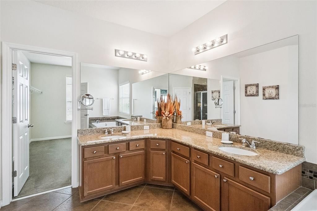 For Sale: $895,000 (7 beds, 5 baths, 5492 Square Feet)