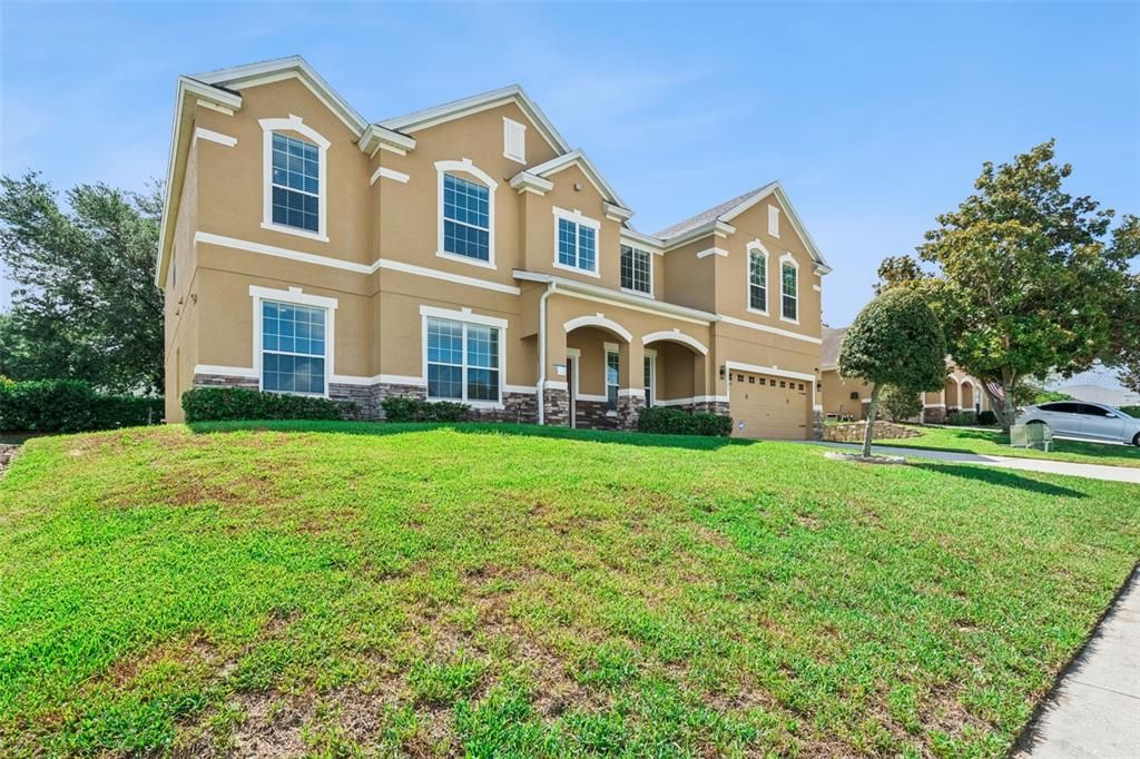 For Sale: $895,000 (7 beds, 5 baths, 5492 Square Feet)
