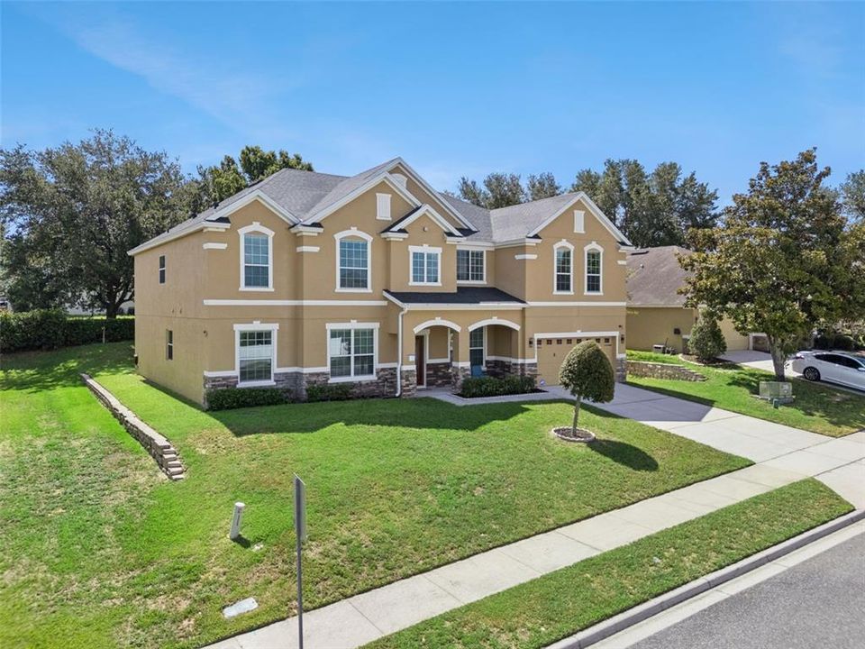 For Sale: $895,000 (7 beds, 5 baths, 5492 Square Feet)