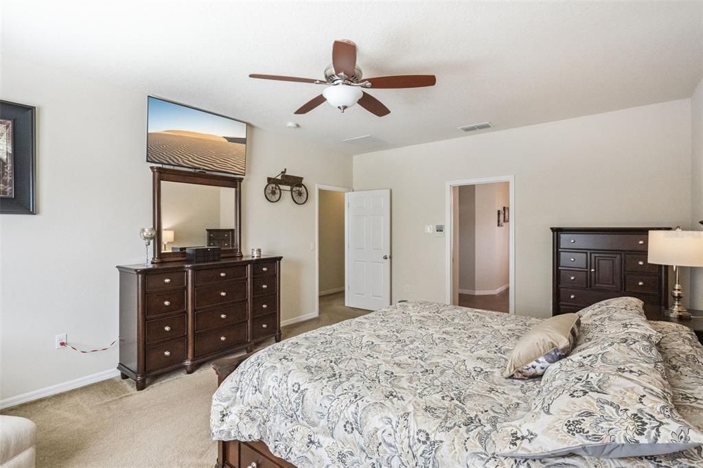 For Sale: $895,000 (7 beds, 5 baths, 5492 Square Feet)
