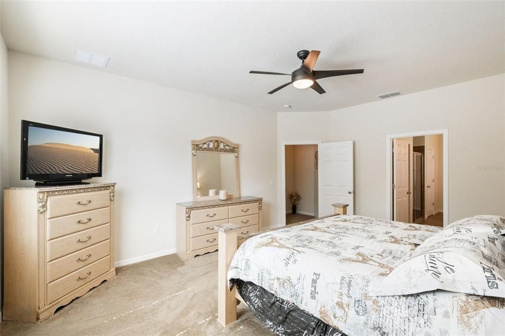For Sale: $895,000 (7 beds, 5 baths, 5492 Square Feet)