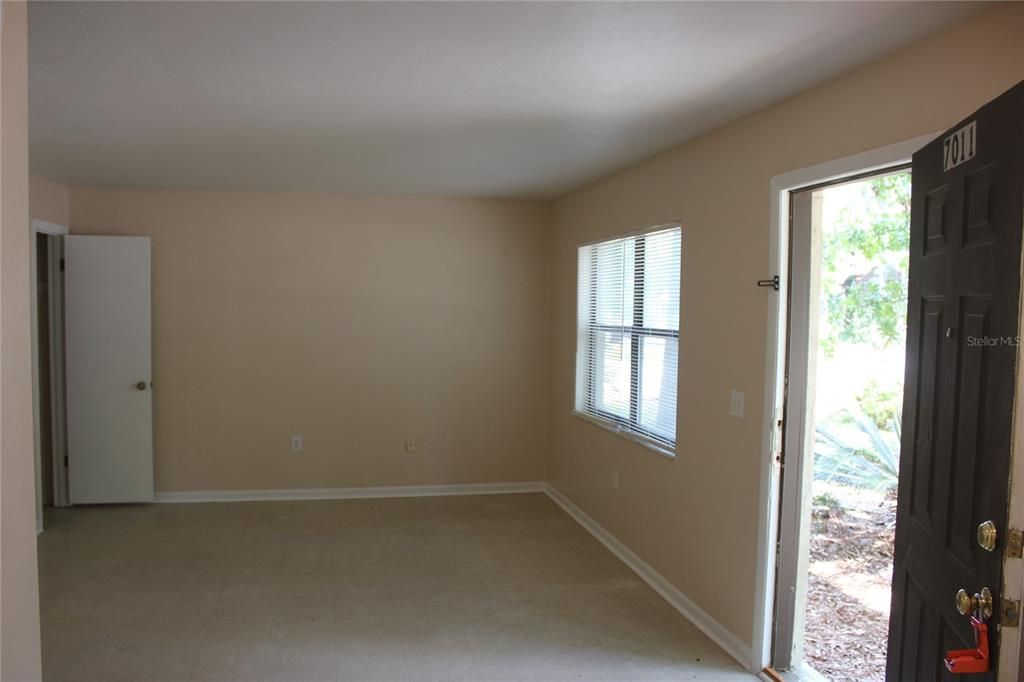For Rent: $1,075 (2 beds, 1 baths, 875 Square Feet)