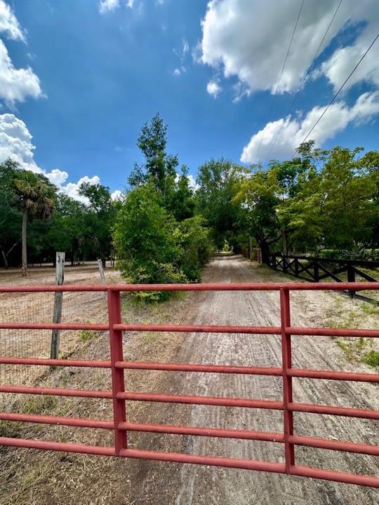На продажу: $589,900 (14.57 acres)
