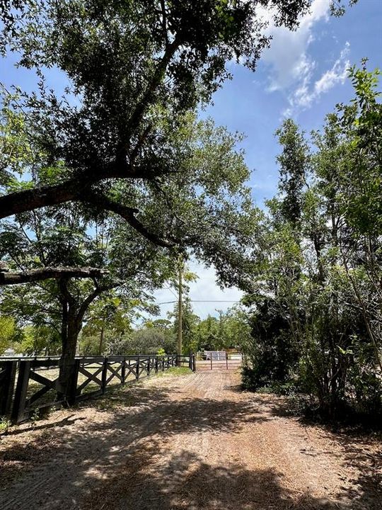 На продажу: $589,900 (14.57 acres)