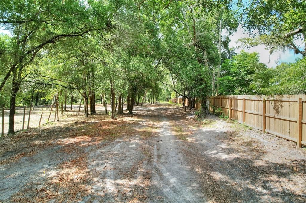На продажу: $589,900 (14.57 acres)