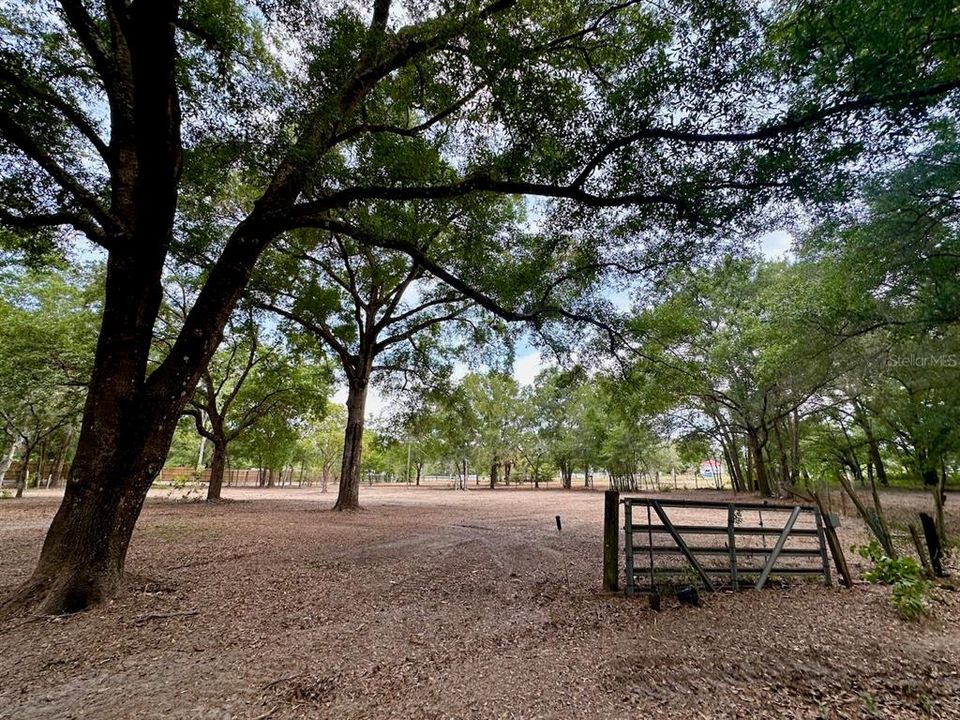 На продажу: $589,900 (14.57 acres)