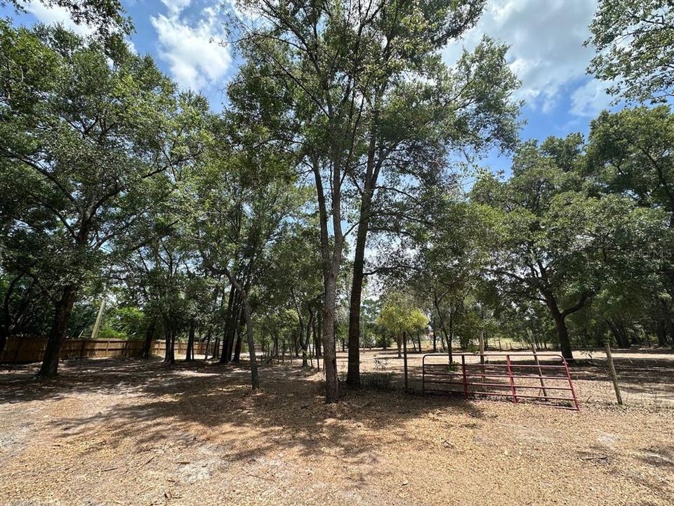 На продажу: $589,900 (14.57 acres)