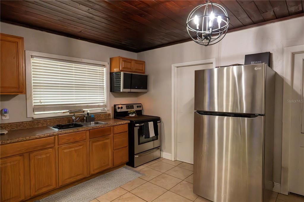 For Sale: $225,000 (2 beds, 1 baths, 912 Square Feet)