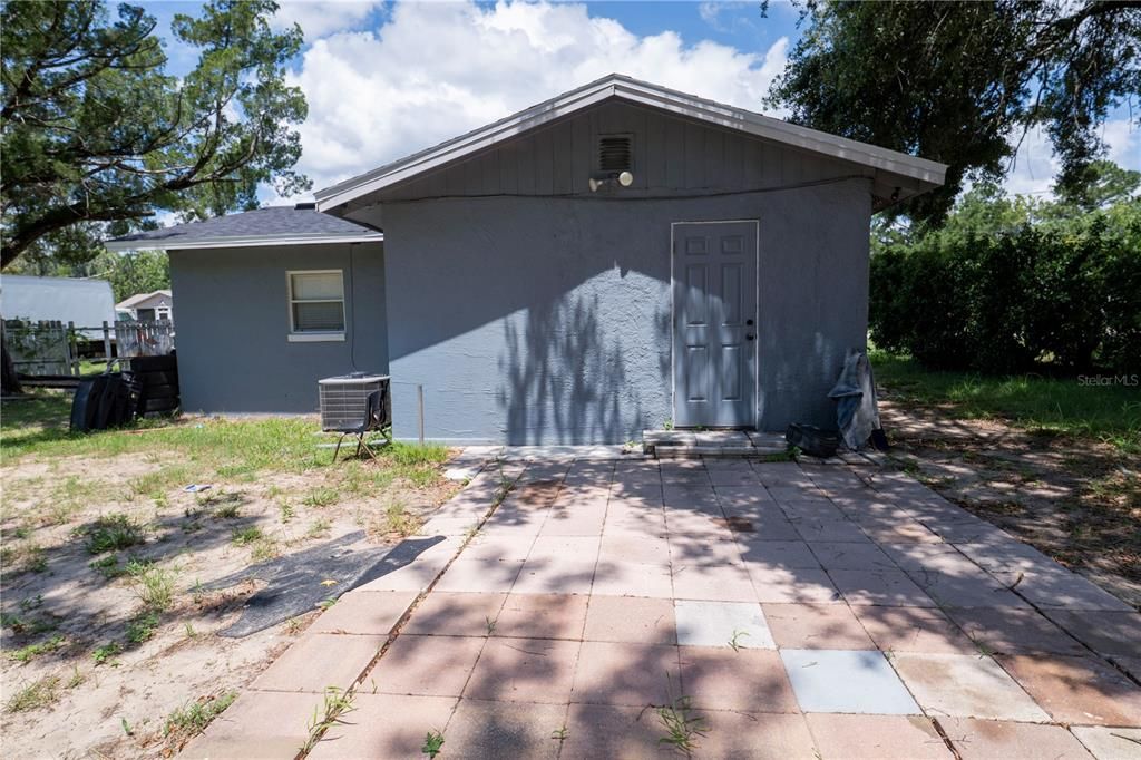For Sale: $225,000 (2 beds, 1 baths, 912 Square Feet)