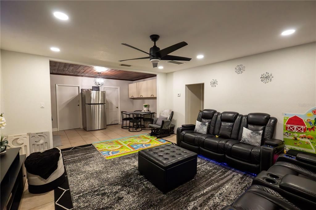 For Sale: $225,000 (2 beds, 1 baths, 912 Square Feet)