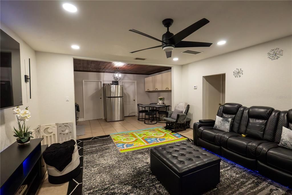 For Sale: $225,000 (2 beds, 1 baths, 912 Square Feet)