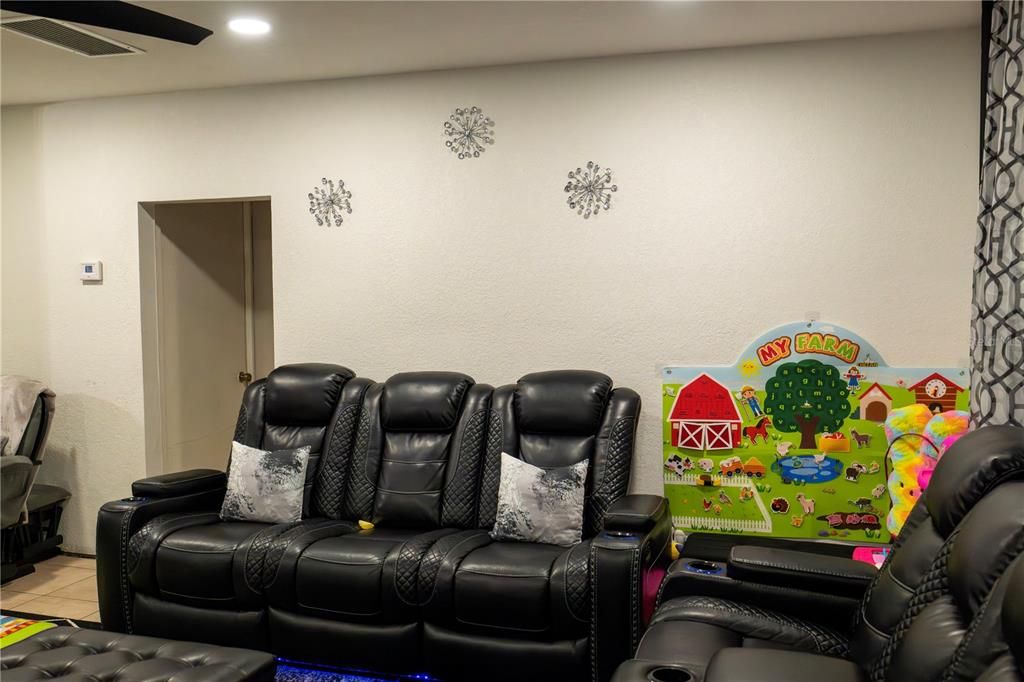 For Sale: $225,000 (2 beds, 1 baths, 912 Square Feet)