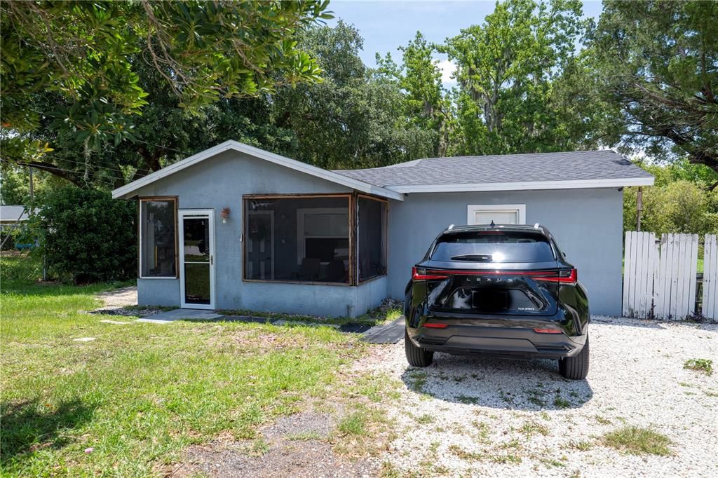 For Sale: $225,000 (2 beds, 1 baths, 912 Square Feet)