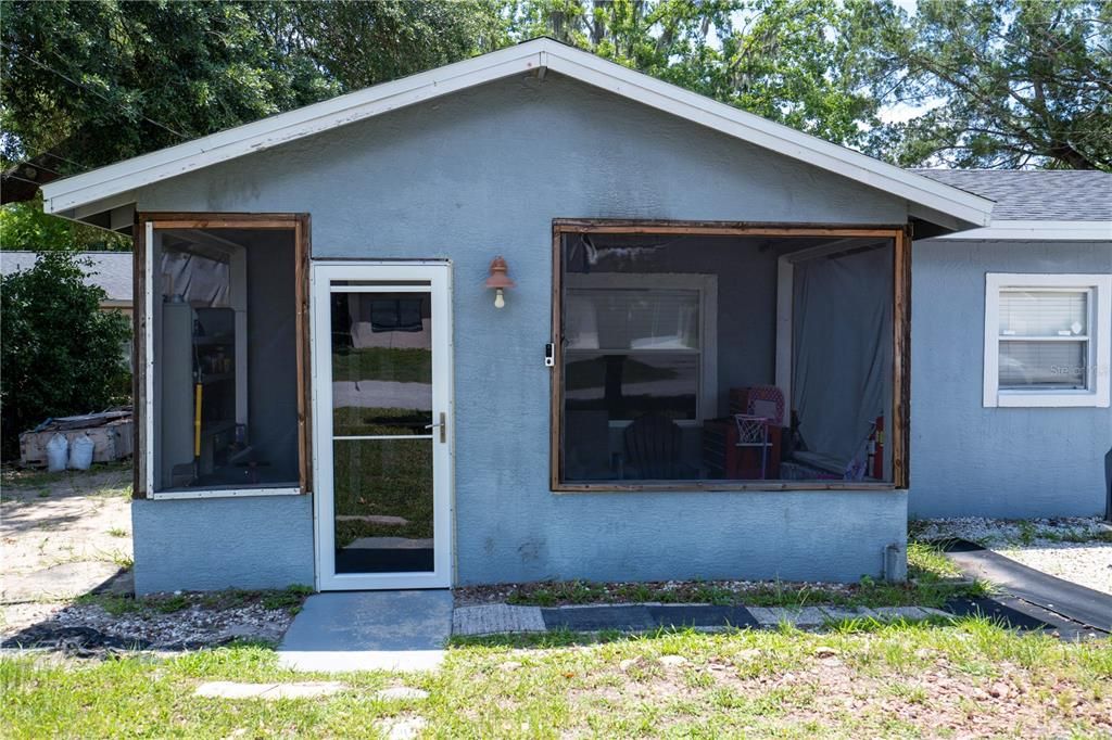For Sale: $225,000 (2 beds, 1 baths, 912 Square Feet)