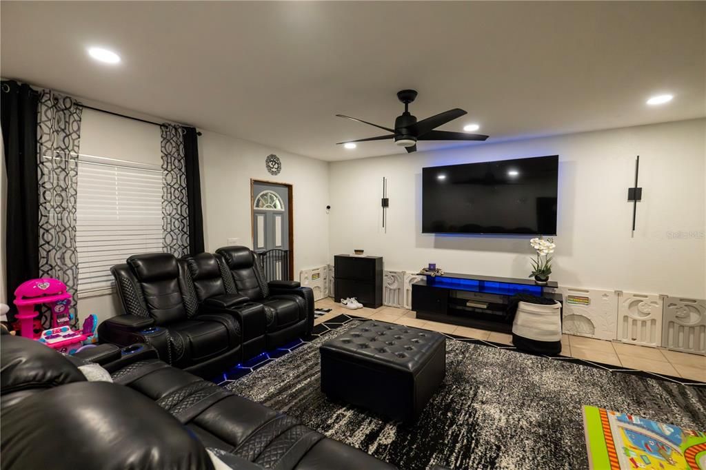 For Sale: $225,000 (2 beds, 1 baths, 912 Square Feet)