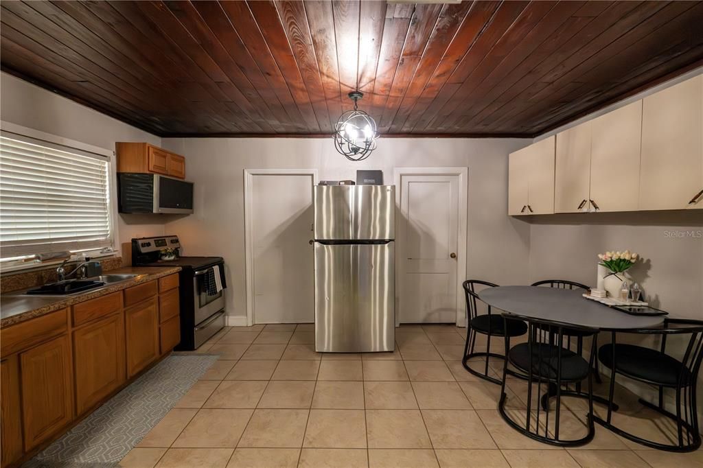 For Sale: $225,000 (2 beds, 1 baths, 912 Square Feet)