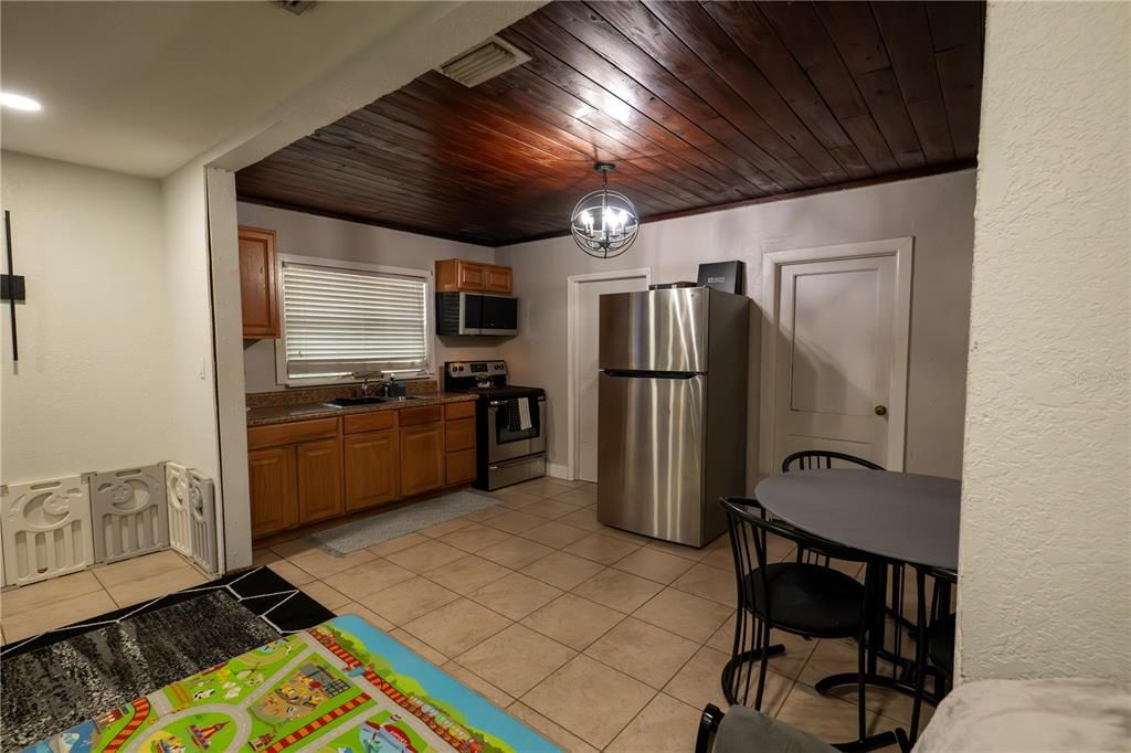 For Sale: $225,000 (2 beds, 1 baths, 912 Square Feet)