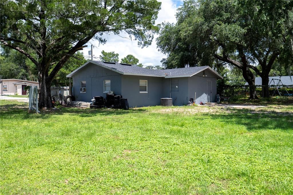 For Sale: $225,000 (2 beds, 1 baths, 912 Square Feet)