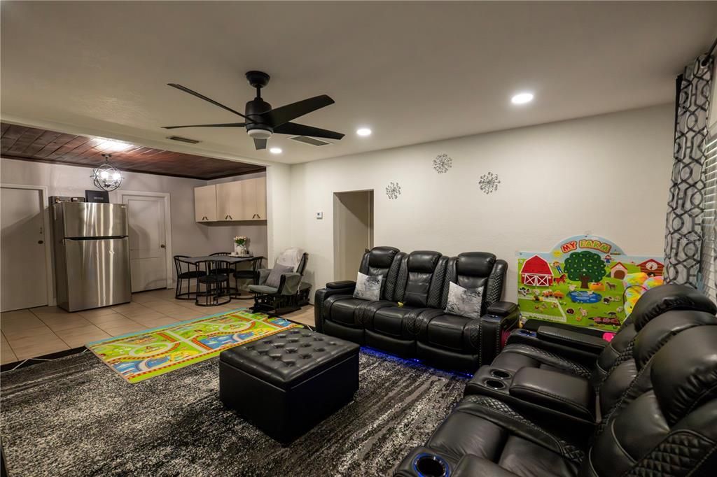 For Sale: $225,000 (2 beds, 1 baths, 912 Square Feet)
