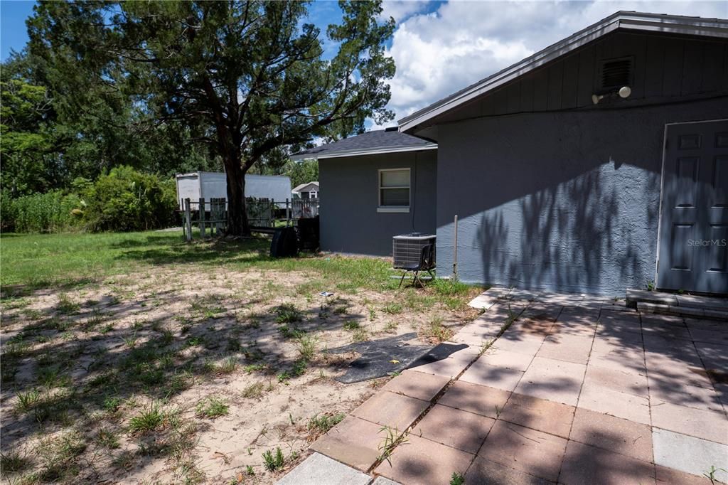 For Sale: $225,000 (2 beds, 1 baths, 912 Square Feet)