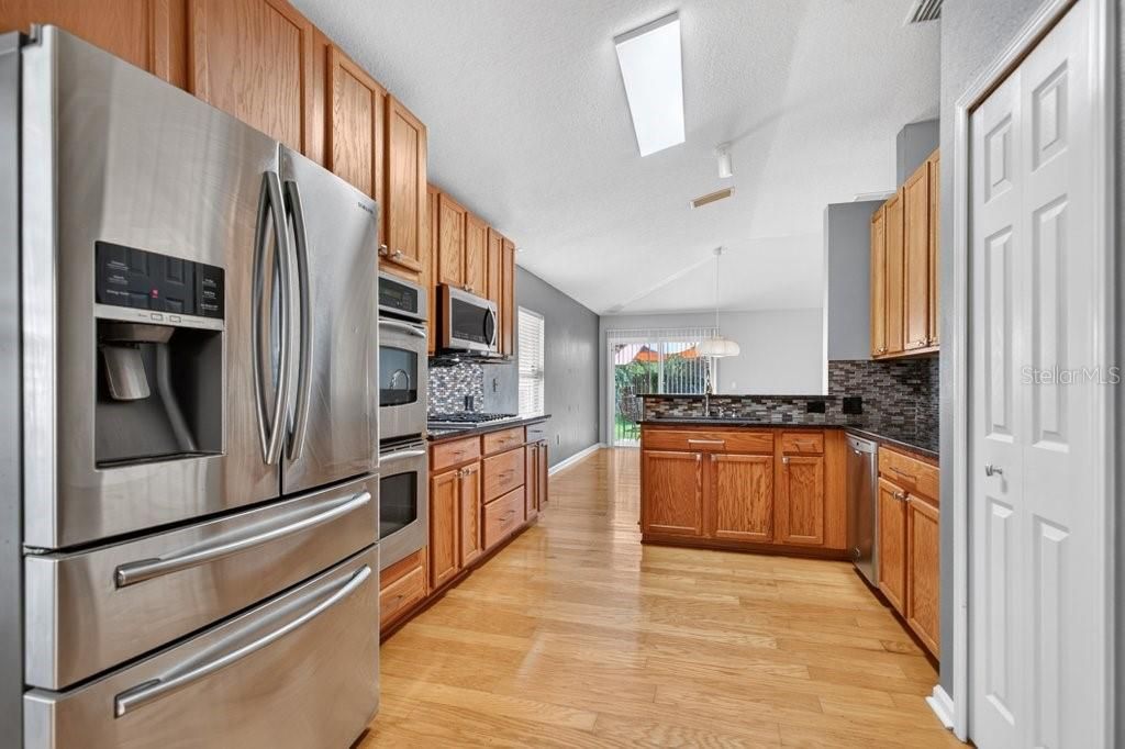 На продажу: $355,000 (4 спален, 2 ванн, 1742 Квадратных фут)
