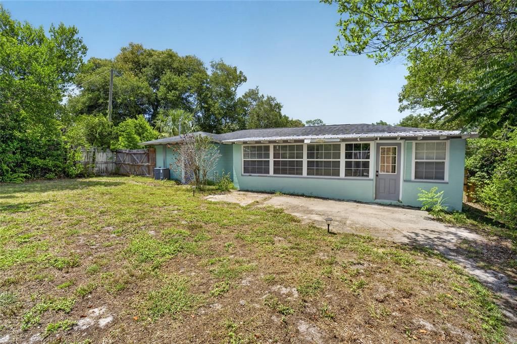 For Sale: $250,000 (2 beds, 1 baths, 818 Square Feet)