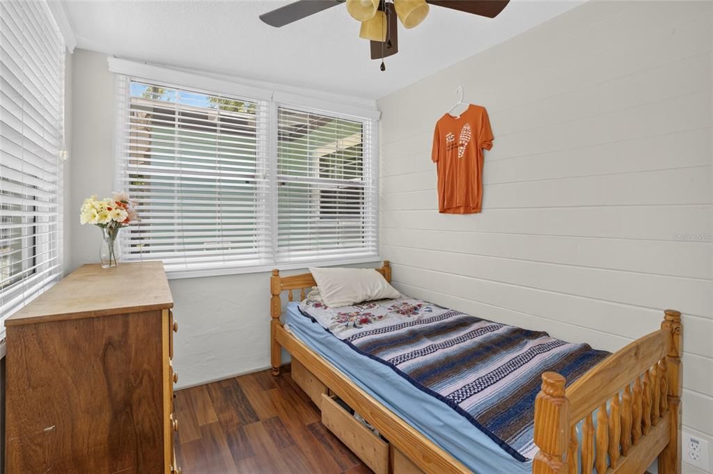 For Sale: $250,000 (2 beds, 1 baths, 818 Square Feet)