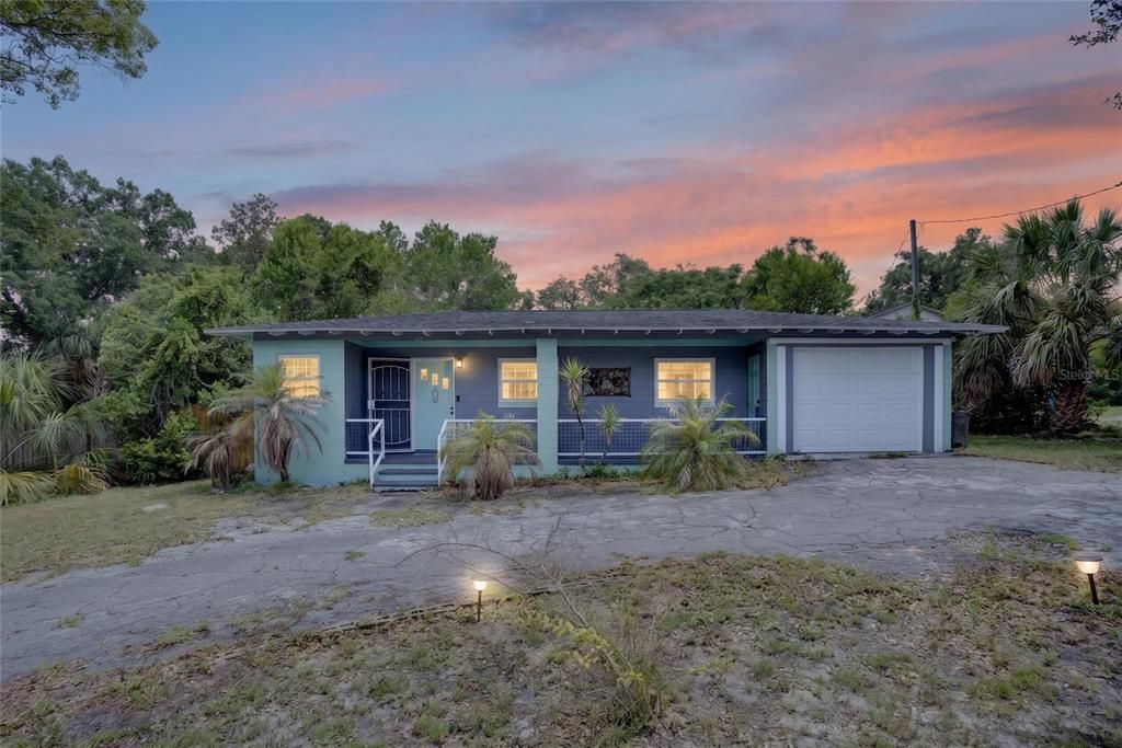 For Sale: $250,000 (2 beds, 1 baths, 818 Square Feet)