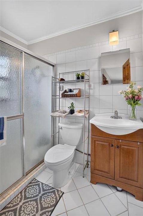 For Sale: $250,000 (2 beds, 1 baths, 818 Square Feet)