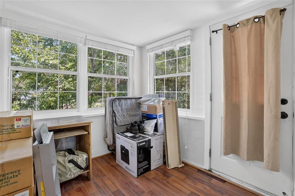 For Sale: $250,000 (2 beds, 1 baths, 818 Square Feet)