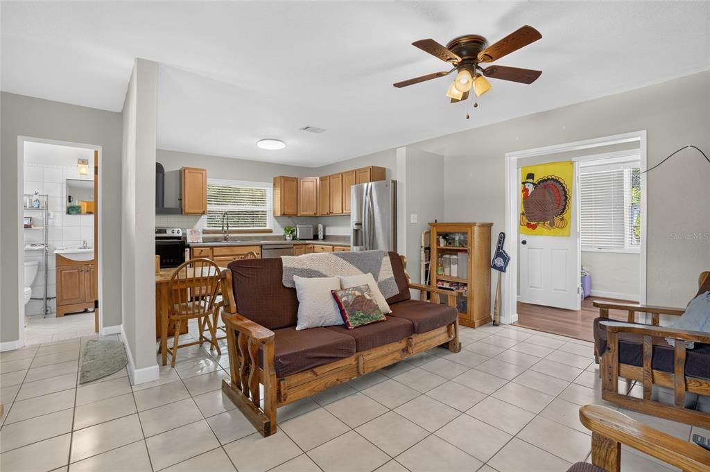 For Sale: $250,000 (2 beds, 1 baths, 818 Square Feet)