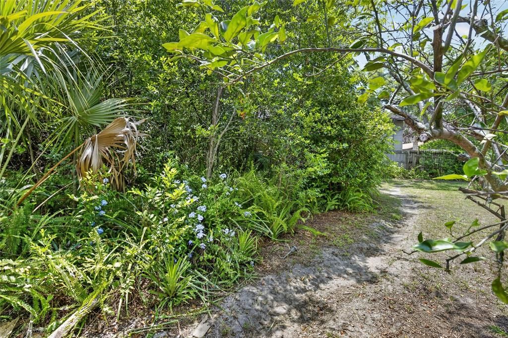 For Sale: $250,000 (2 beds, 1 baths, 818 Square Feet)