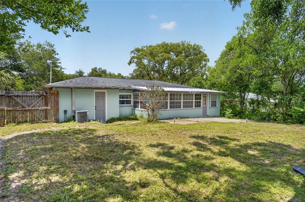 For Sale: $250,000 (2 beds, 1 baths, 818 Square Feet)